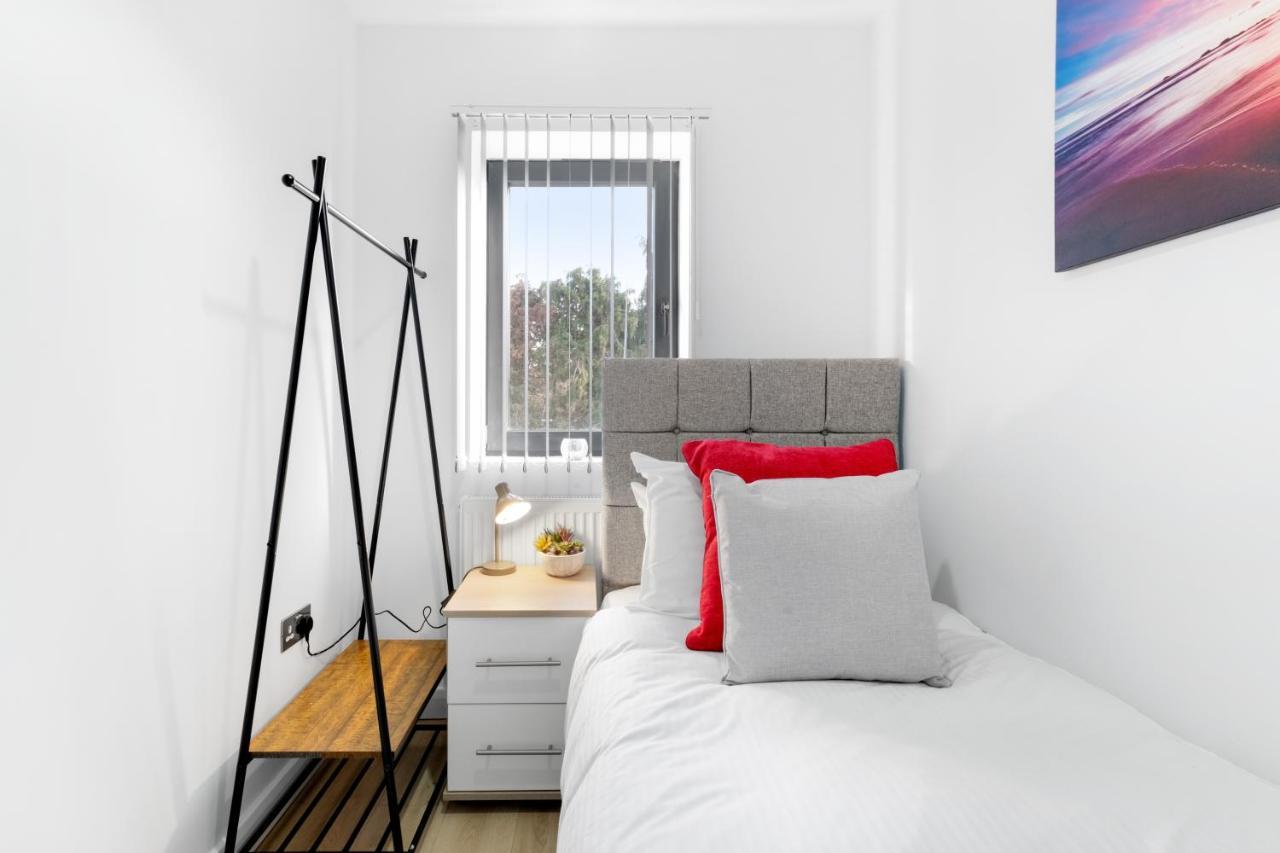 Modern 4 Bedroom House With Parking In Farnham Royal, Slough By 360Stays Exterior foto